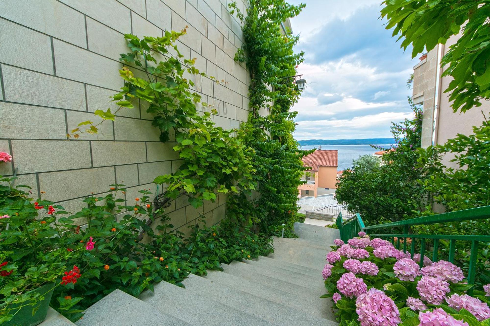 Apartments And Rooms By The Sea Brela, Makarska - 2752 外观 照片